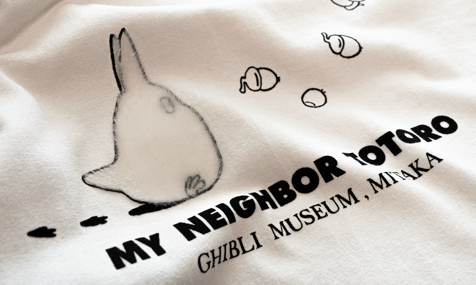 ふわふわトトロのtシャツ入荷しました 三鷹の森ジブリ美術館オンラインショップ