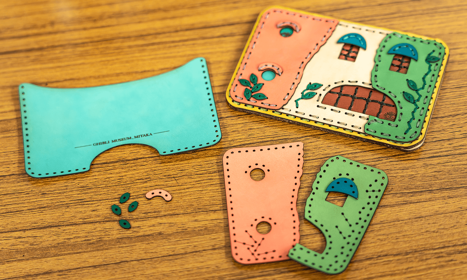 ひと針ずつ縫い上げた／ジブリ美術館の革製カードケース - 三鷹の森