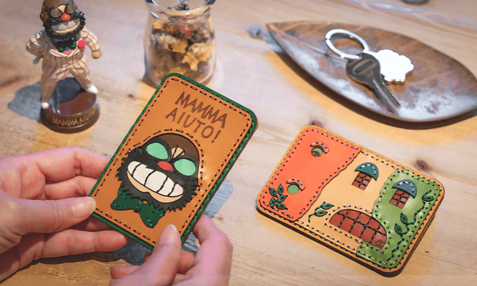 ひと針ずつ縫い上げた／ジブリ美術館の革製カードケース - 三鷹の森