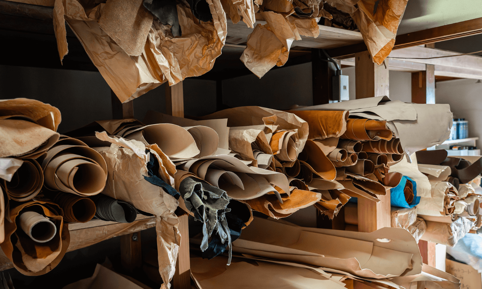 ひと針ずつ縫い上げた／ジブリ美術館の革製カードケース - 三鷹の森