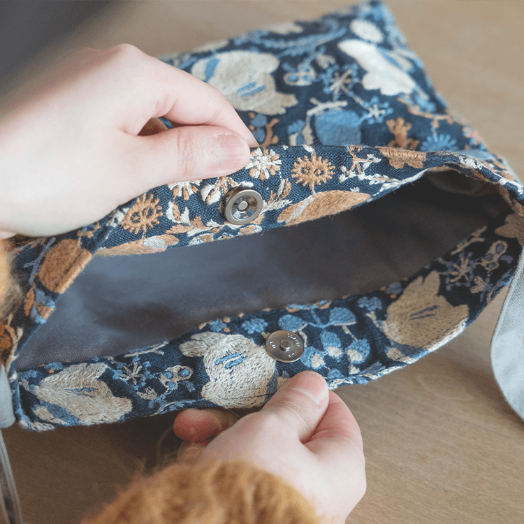 ジブリ美術館オリジナル 刺繍サコッシュ 「森の中で」 ネイビー｜三鷹 