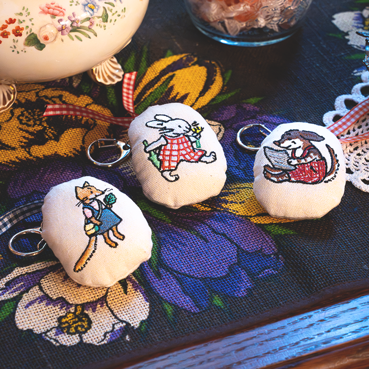 山脇百合子の仕事部屋』展 刺繍キーホルダー いぬ｜三鷹の森ジブリ